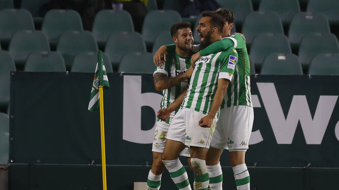 Ruibal y Miranda abrazan a Borja Iglesias tras un gol.