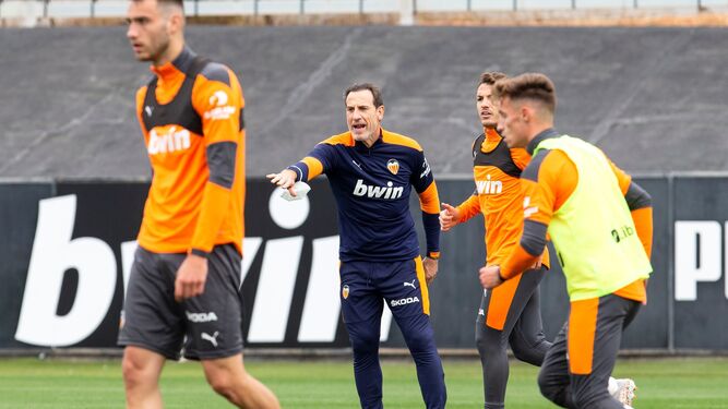 Voro, que se reestrenó con triunfo salvador ante el Valladolid, dirige un entrenamiento.