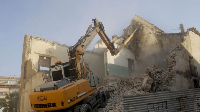 Una grúa derriba el Colegio La Salle de Lorca , seriamente afectado por el terremoto hace diez años.