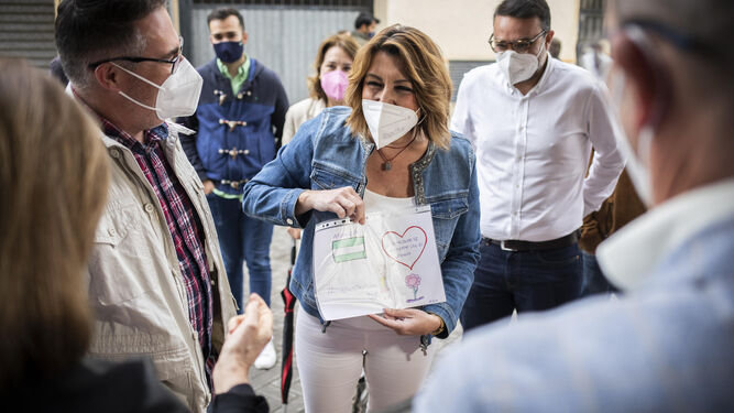 Susana Díaz, con militantes de Granada este martes.