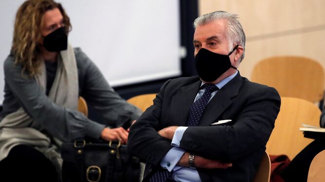 El e xtesorero del PP Luis Bárcenas en el banquillo durante la primera sesión del juicio de los 'papeles de Bárcenas' en la Audiencia Nacional.