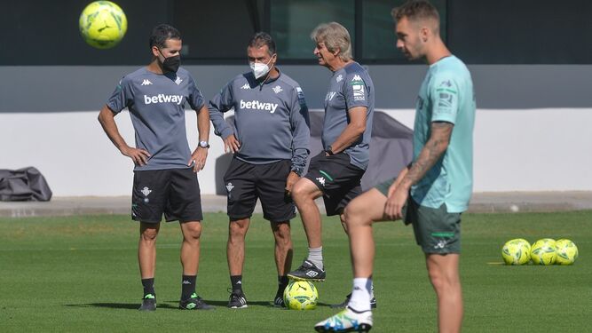 Pellegrini dialoga con Alexis y Fernando en el entrenamiento de este miércoles.