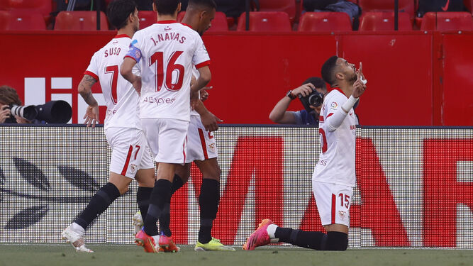 En-Nesyri se arrodilla para celebrar el 1-0 ante Fernando, el asistente, Suso y Jesús Navas.