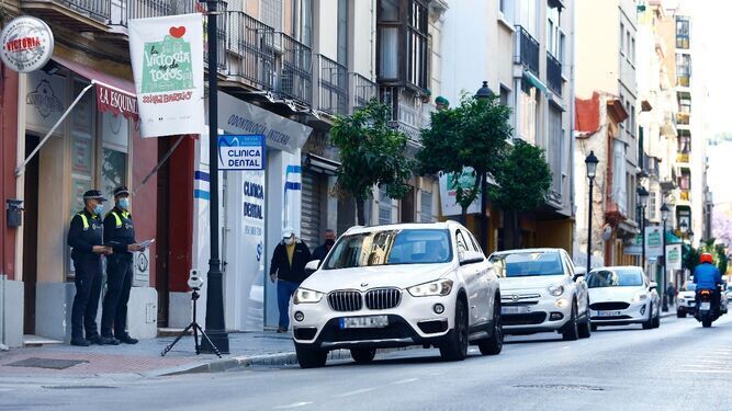 Dos agentes de la Policía Local, junto a un radar móvil, en la calle Victoria de Málaga