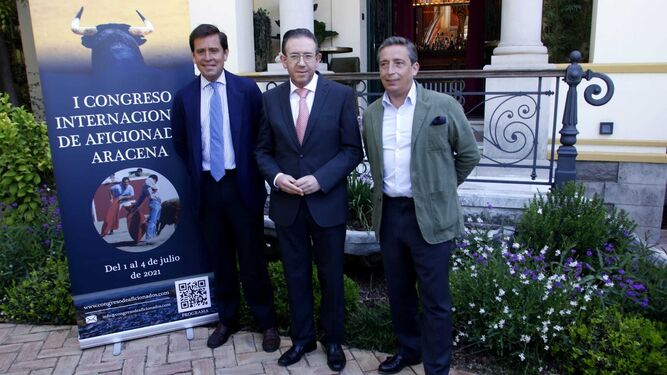 Eduardo Dávila Miura, Manuel Guerra y Luis Garzón en la presentación del congreso taurino.