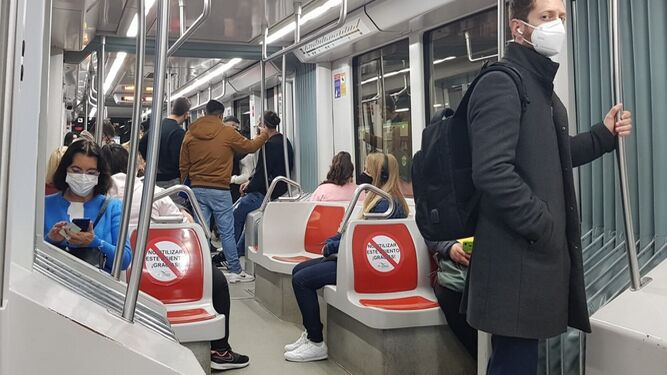 Pasajeros en un vehículo de la línea 1 del Metro de Sevilla.