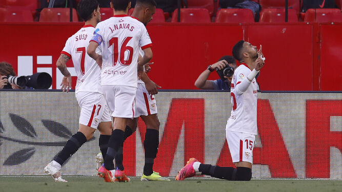 En-Nesyri celebra su gol a Cillessen en el Sevilla-Valencia.