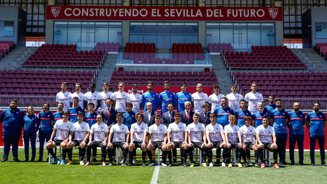 Foto oficial del Sevilla Atlético tras culminar con éxito la temporada 2020-21.