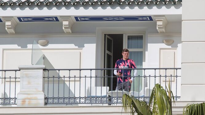 El jugador alemán del Real Madrid Tony Kroos asomado a una terraza del Hotel Miramar de Málaga el pasado mes de enero.