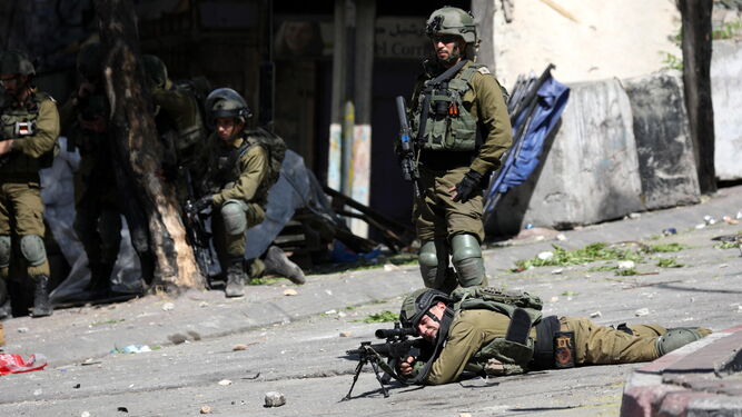 Tropas israelíes durante enfrentamientos con manifestantes palestinos en el centro de la ciudad de Hebrón, este viernes en Cisjordania,