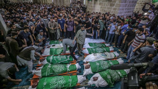 Varios palestinos yacen muertos en el suelo velados por sus compatriotas