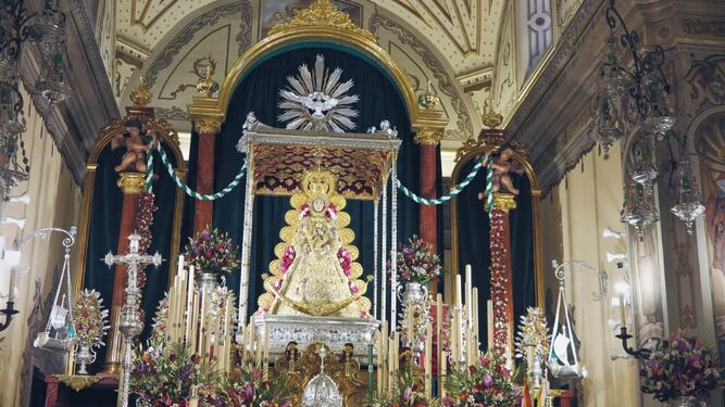 Altar de la Virgen del Rocío para la celebración de la novena de Pentecostés.