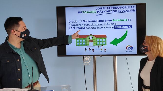 José Luis García y María Helena Romero explican el plan de infraestructuras educativas en la provincia.
