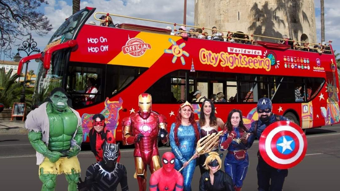 Los niños de Sevilla podrán viajar con sus héroes favoritos en el bus turístico este fin de semana