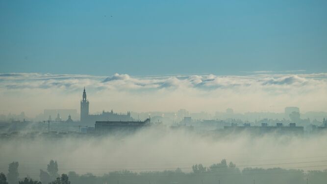 Espectacular vista de Sevilla entre nubes.