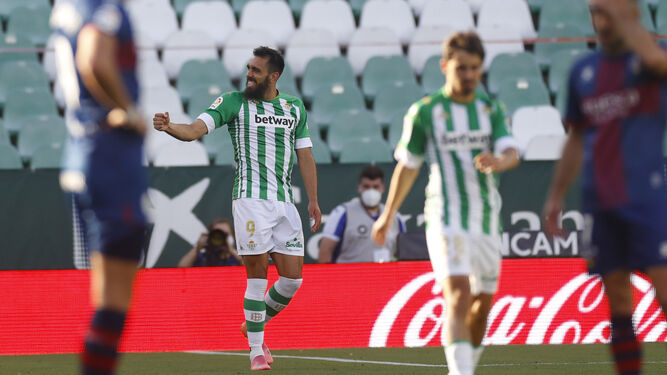 Borja Iglesias celebra su gol de penalti.