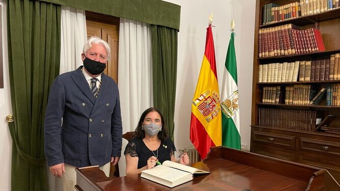 La directora del Archivo de Indias, Esther Cruces, y el presidente de la Real Academia de Medicina, Jesús Castiñeiras.