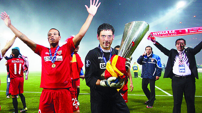 Palop posa con la Copa de la UEFA de 2007 junto a Luis Fabiano en Hampden Park.