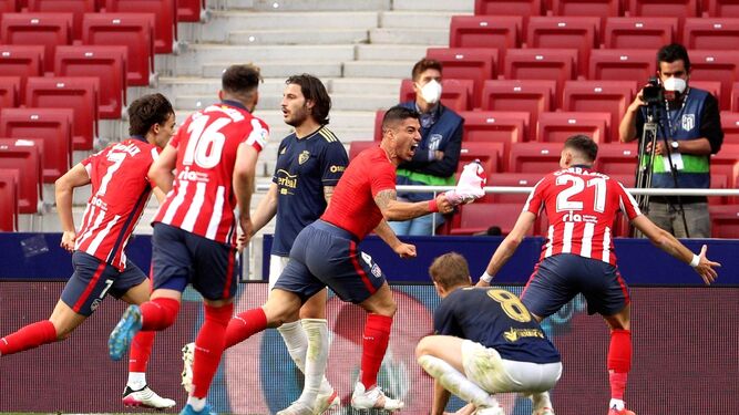Luis Suárez celebra con sus compañeros el 2-1 que hace que el Atlético dependa de sí mismo en la última jornada.