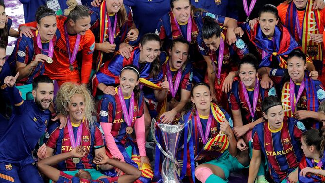 Las jugadoras del Barça celebran el título