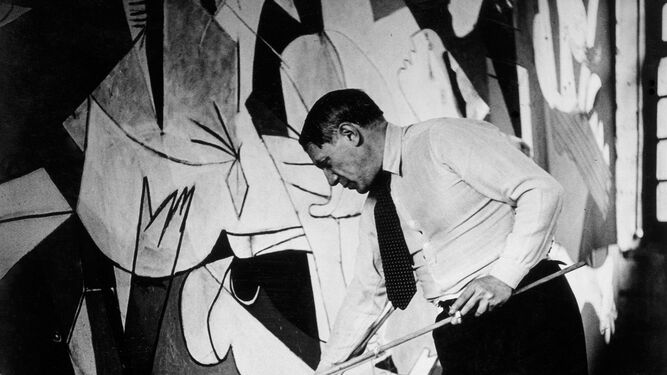 Pablo Picasso, fotografiado por Dora Maar en plena realización del 'Guernica', en 1937.