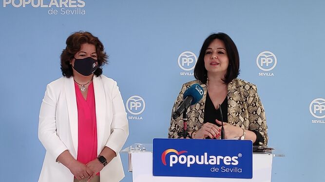 La presidenta del PP de Sevilla, Virgnia Pérez, con la portavoz en la Diputación, María Eugenia Moreno.