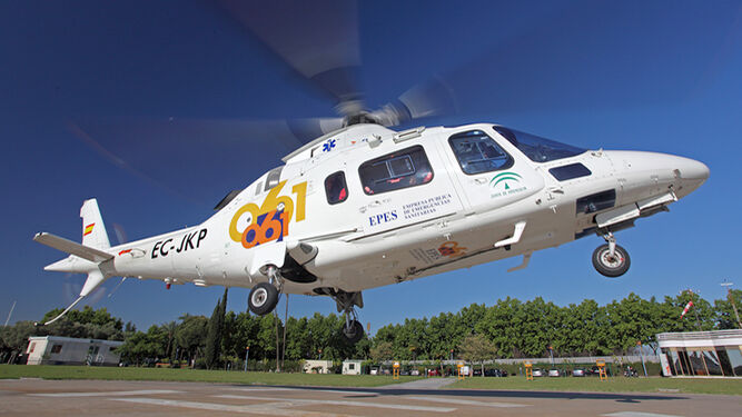 Un helicóptero del 061 rescató a un hombre de 34 años accidentado mientras practicaba puenting en Aznalcóllar.