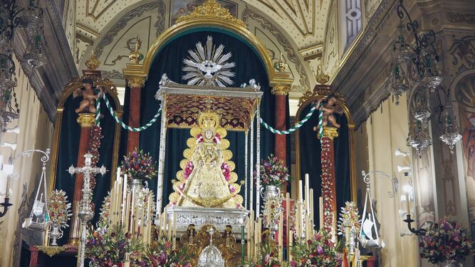 La Virgen del Rocío preside el altar de novena en la parroquia de Almonte.