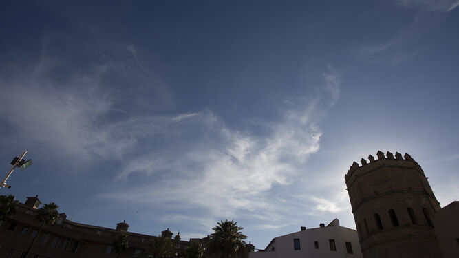 Contraluz de la Torre de la Plata recortada en el cielo de la tarde de ayer.