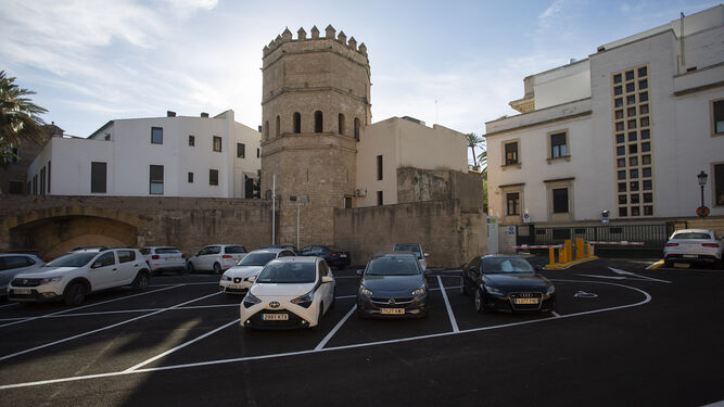 El aparcamiento ya en uso en este espacio libre de la Casa de la Moneda junto a la Torre de la Plata.