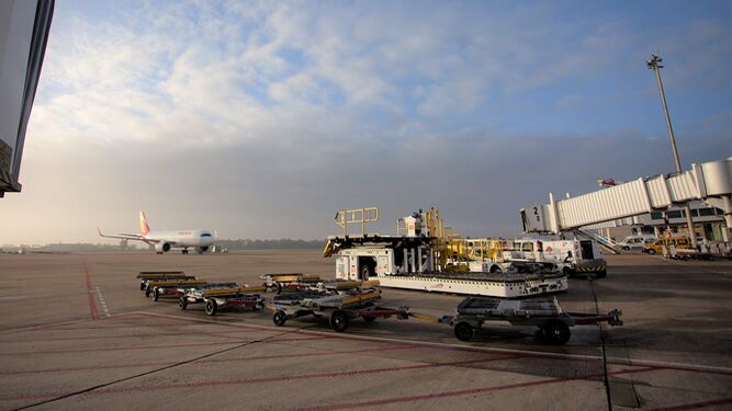 Un avión en la pista del aeropuerto de Sevilla.