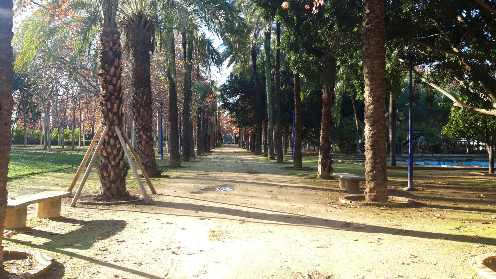 Al pasar el puente giramos a la izquierda y entramos en Los Jardines del Guadalquivir. Merece la pena disfrutar de este parque, tiene hasta un laberinto de setos.