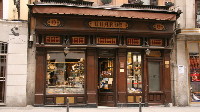 Popular fachada del restaurante Lhardy en Madrid.