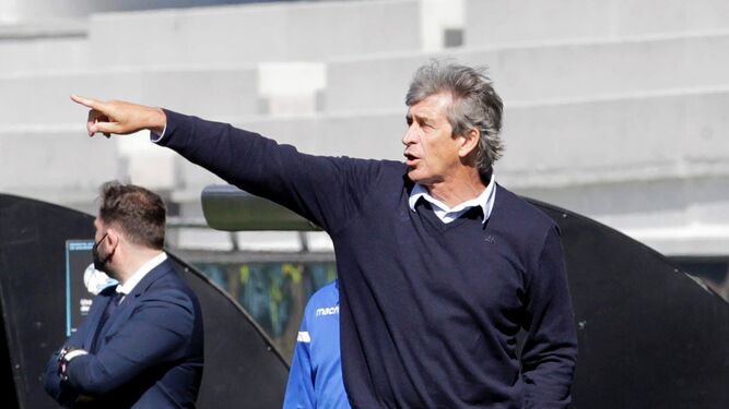 Pellegrini da instrucciones a sus jugadores en Vigo.