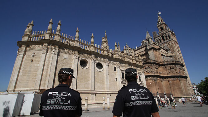 Dos policías locales de Sevilla, junto a la Catedral.