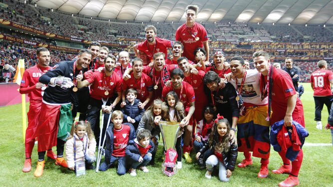 La familia del Sevilla celebra el triunfo en el Estadio Nacional de Varsovia.