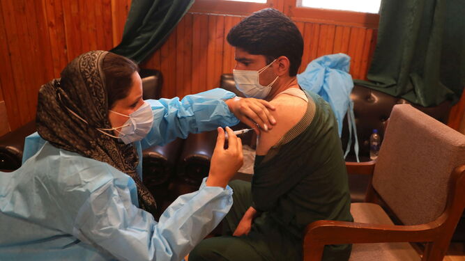 Vacunación contra el coronavirus en la Cachemira india.