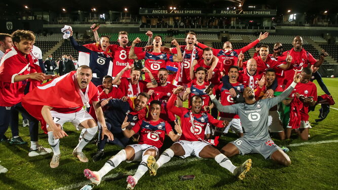 Los jugadores del Lille celebran el título de la Ligue 1.