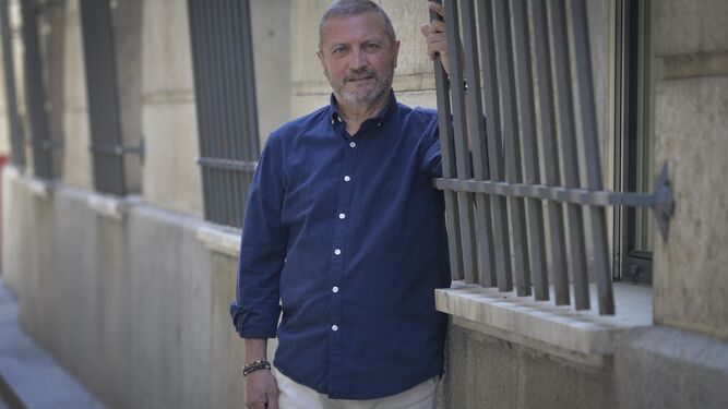 El ex diputado del PSOE-A Ramón Díaz Alcaraz, junto a una ventana de los juzgados de Sevilla.