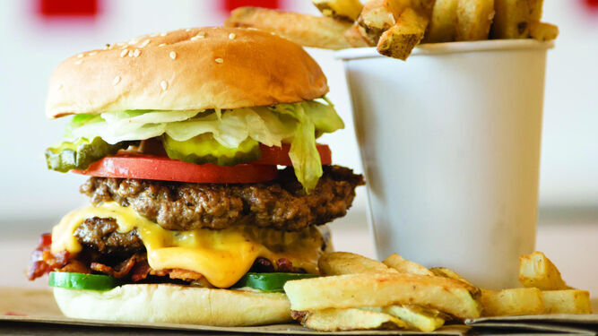 Con queso y bacon, los extras más solicitados en las hamburguesas servidas a domicilio.
