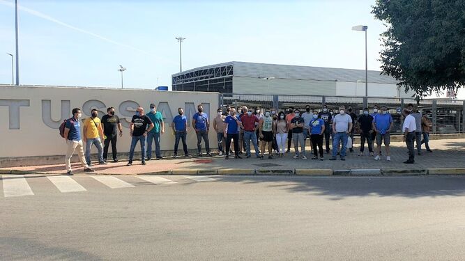 Concentración de trabajadores de la bolsa de Tussam a las puertas de la empresa.