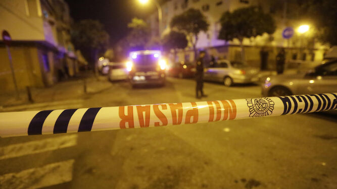 La Policía Nacional, en la calle Mejillón, donde se produjo el único homicidio del primer trimestre del año.