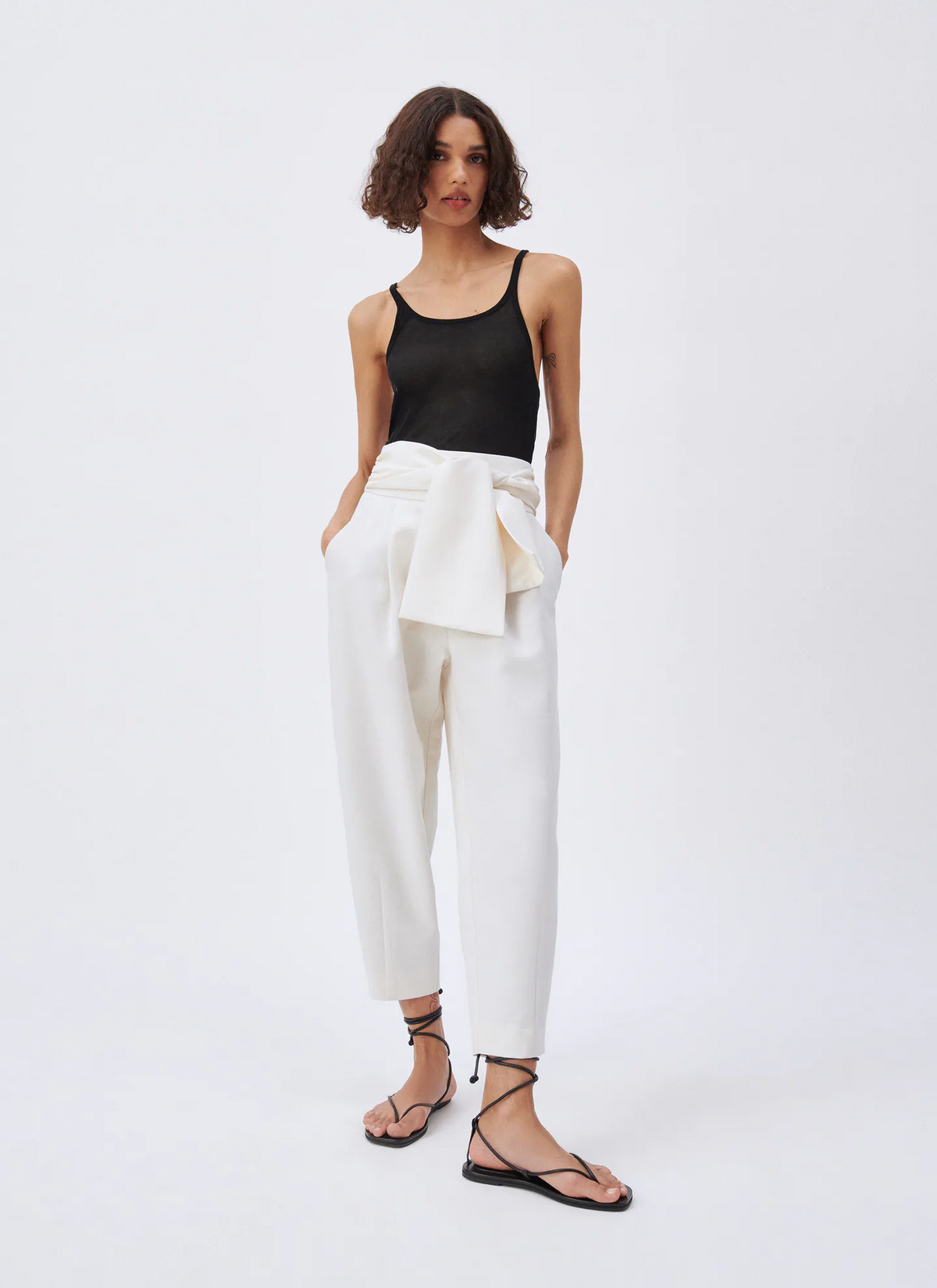 Estos son los pantalones blancos de Zara más y que han conquistado a las mujeres mayores de 50