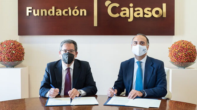 Antonio Pulido y Álvaro Delgado en la firma del acuerdo.
