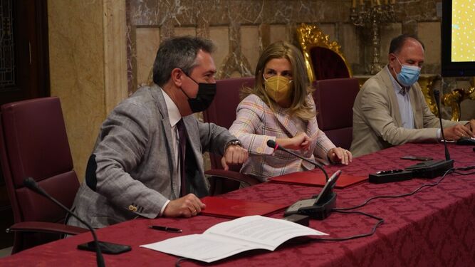 El alcalde, Juan Espadas, firma el acuerdo con la presidenta de la Fundación Infantil Ronald McDonald, Blanca Moreno.