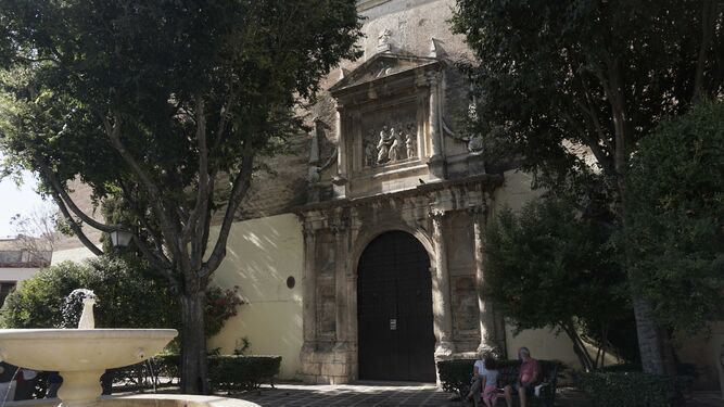 La bellísima Plaza de Santa Isabel con la portada de Vandelvira y Ocampos que da acceso a la iglesia.