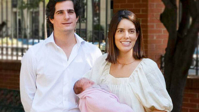 Los duques de Huéscar, saliendo del hospital con su hija recién nacida el pasado septiembre.