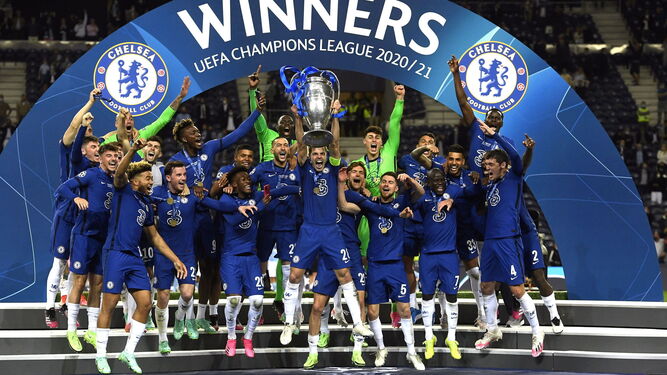 Azpilicueta, capitán del Chelsea, levanta el trofeo.