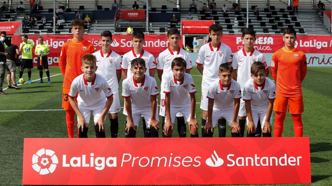 El equipo completo del Sevilla, en la ciudad deportiva Pamesa Cerámica.