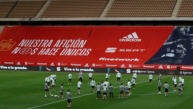 La selección española, en un entrenamiento en La Cartuja en marzo pasado.